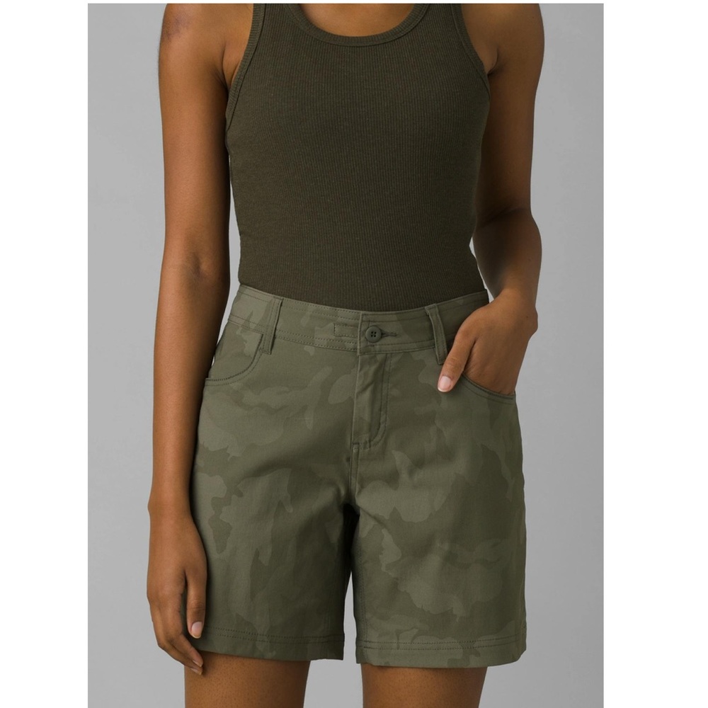 NWT Prana Women’s Halle 2 Shorts in Sage Camo with a 7” inseam
